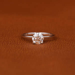Bague de fiançailles en or massif plaqué 18 carats, coupe ronde, style classique de luxe avec diamant de laboratoire de coupe ronde, pour cadeau d'anniversaire - Product Image 2