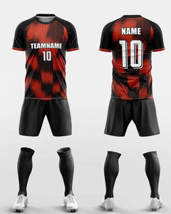 Kit de uniforme de fútbol por sublimación personalizado, Conjunto de jersey y pantalones cortos de manga corta para hombres - Product Image 1