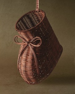 Chaussures de Noël en rotin écologique fabriquées à la main du Vietnam Unique Festive Home Styling Affichages saisonniers Ornements en verre - Product Image 4