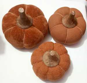 Juegos de calabaza hechos a mano de madera y ganchillo hechos a medida para decoraciones de Halloween ideales para tiendas de decoración del hogar - Product Image 6