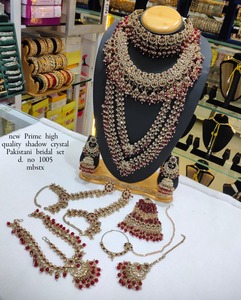 ชุดเครื่องประดับเจ้าสาวอินเดียโบราณทำมือชุบทอง (สร้อยคอ/ต่างหู/ติกก้า) ประดับมุกและเพชรคุณภาพสูง สำหรับเป็นของขวัญ - Product Image 3