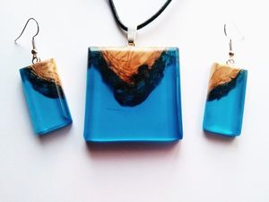 Boucles d'oreilles en bois et résine faites à la main avec feuille d'or, couleurs noir et blanc, tailles et formes personnalisables - Product Image 2