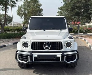 Magnifique Mercedes-Benz Classe G AMG 2023 blanche avec garantie, sièges en cuir, intérieur rouge, système de navigation Bluetooth, télécommande gauche R19 - Product Image 2