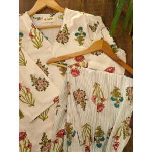 Conjunto de Pijama Casual Serene Stripes para Mujer, Manga Larga, Cuello en V, con Lazo, Tejido Suave, Cintura Elástica con Cordón Ajustable, Personalizable ODM, Diseño 3D de Animales - Product Image 2