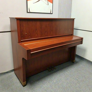 Piano droit Yamaha W104B d'occasion du Japon, piano acoustique en bois brun, style classique, durable, élégant, boîtier en bois, 88 touches mécaniques - Product Image 2