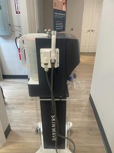 Sistema facial de tratamiento Cartessa SkinWave 2022 con pieza de mano Aqua, pieza de mano de pulso eléctrico y pieza de mano de doble elevación - Product Image 4