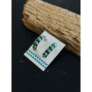 Pendientes de Aro de Plata de Ley y Turquesa Kingman, Hechos por los Navajo, Joyería Cultural Coleccionable para Agregar Estilo a tu Look - Product Image 3