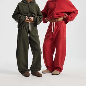 Pantalon de jogging évasé pour homme en coton, style streetwear ample et décontracté, avec motif DTG effet délavé, coupe baggy, effet acide - Product Image 1