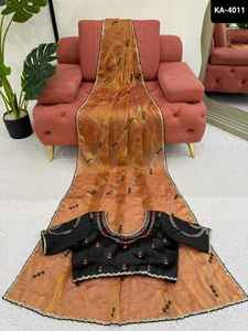 Sari indien attrayant en soie Fendy avec travail de sequins et pièce de blouse en or froissé pour les fêtes et les festivals - Product Image 6