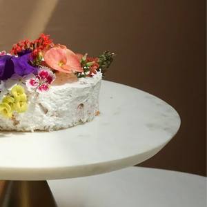 Support à gâteau de luxe en marbre blanc avec base en métal doré, plateau rond pour présentation de desserts, idéal pour mariage, fête, centre de table d'anniversaire - Product Image 6