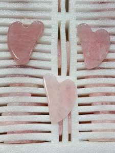 คอนเฟอร์แฮนด์เมดส์กุหลาบแดงควอตซ์หัวใจ Guasha สำหรับนวดหน้า/ร่างกายบรรเทาความตึงเครียดและเรืองแสงธรรมชาติ - Product Image 4