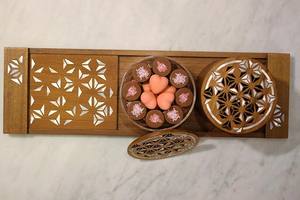 Plateau en bois incrusté de serpillière avec boîte à chocolat en acrylique, de luxe pour cadeau Eid Ramadan, fabriqué à la main du Vietnam, nouveau design - Product Image 2
