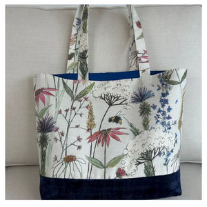Sac fourre-tout en toile de coton brodé Wild Garden avec illustration florale crème, motif multicolore pour le transport quotidien - Product Image 1