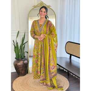 LANZAMIENTO NUEVO DISEÑADOR MODERNO FESTIVE PARTY WEAR KURTI PENT con DUPATTA TELA DE ALGODÓN PURO y BONITO TRABAJO DE SECUENCIA PESADA - Product Image 1