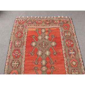 Tapis Kilim turc 3,7x11,5 pieds, tapis vintage, tapis en laine rouge à imprimé animal - Product Image 4