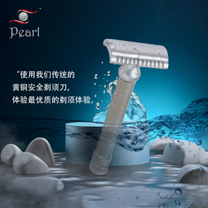 Maquinilla de afeitar de seguridad de latón pesado con diseño tradicional perfecto para afeitadas suaves y sedosas Exposición de ángulo de hoja - Product Image 1