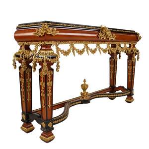 Table console en bois artisanale de luxe avec plateau en marqueterie ornée, base incurvée et détails en laiton doré riche - Product Image 3