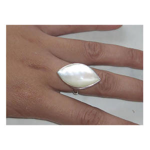 แหวนเงินแท้ประดับเปลือกหอยมุก แหวนทำจากเงินแท้และฝังด้วยเปลือกหอยมุกสีขาวธรรมชาติ - Product Image 4