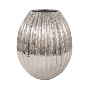 Florero de metal con recubrimiento de polvo duradero con diseño elegante y pulido plateado para decoración de jardín a largo plazo - Product Image 3