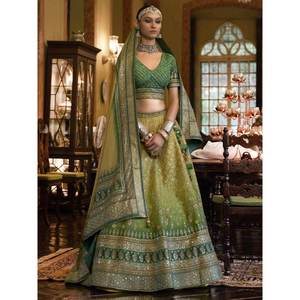 Impresionante Lehenga Choli de Seda Rajwadi para Recepciones, con Bordado de Espejo Verde, para Vestimenta de Boda - Product Image 2