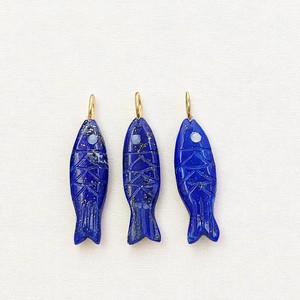Lapislázuli forma de pez tallado encantos hechos a mano joyería de piedras preciosas 925 lazo de plata tallado encanto fabricación de joyas suministros al por mayor - Product Image 1