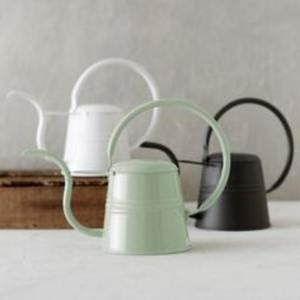 Bidon d'eau en métal artisanal élégant et durable avec un long bec et une poignée pour l'arrosage des plantes d'intérieur - Product Image 2