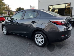Usado 2019 T * oyota Yaris L - Product Image 2