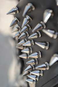 Veste en cuir pour femmes sur mesure en gros Vestes en cuir clouté véritable à la mode en tissu de peau de vache véritable avec pointes en métal unisexe - Product Image 3