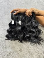 Direct de l'usine Cuticule de cheveux humains ondulés indiens bruts alignés prêt à expédier avec des prix de gros pour l'expédition dans le monde entier