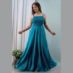 Vestido de fiesta azul cielo de satén estilo imperio con lentejuelas, pedrería y abertura - Product Image 1