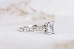 แหวนหมั้นเพชรเปล่งประกาย5x7มม. ปูหินสี่ง่ามตั้งค่าเงินสเตอร์ลิงชุบทอง18K | งานแต่งงานของเจ้าสาว - Product Image 2