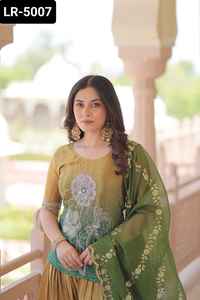 Nuevo diseñador Heavy Salwar Kameez Suit con Tebby Silk con Rich Zari y lentejuelas bordadas Work Dupatta Chinnon Print Sharara - Product Image 3