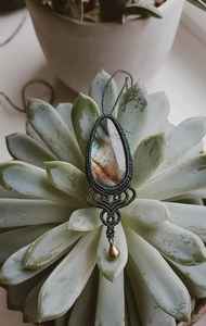 Pendentif macramé en pierre précieuse de labradorite fait à la main avec breloque en laiton Bijoux Boho uniques pour un usage quotidien - Product Image 5