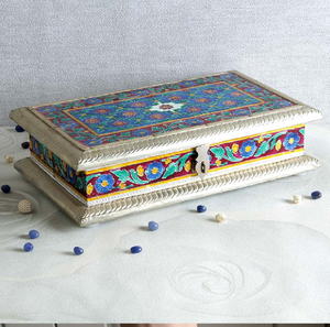 Joyero en relieve floral azul claro y dorado, disponible a precios de mayorista. Para elevar tu colección - Product Image 3