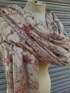 Châle kashmiri entièrement brodé à la main, en velours polyester de qualité supérieure, respirant, uni, élégant, pour l'hiver, pour femmes, idéal pour offrir, Pakistan - Product Image 4
