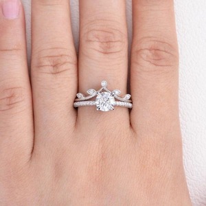 แหวนเพชรทรงกลมยอดนิยม ได้รับการรับรองจาก IGI เกรด VVS เพชรเพาะเลี้ยงในห้องปฏิบัติการ ชุดแหวนแต่งงานดีไซน์มงกุฎทองคำขาว 14k สำหรับผู้หญิง แฟชั่น - Product Image 2