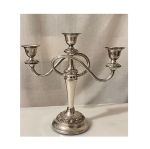Candelabro de Metal Hermoso con Curvas Elegantes, Perfecto para Cenas a la Luz de las Velas, Fiestas, Bodas y Decoración de Interiores - Product Image 2