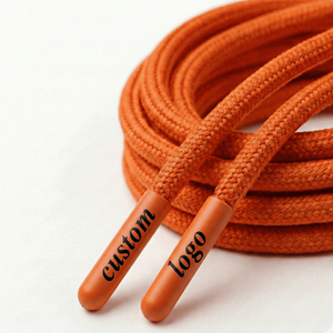 En gros, embouts d'aglets en plastique plats imprimés de haute qualité pour lacets de sport, avec logo personnalisé et extrémités enduites, pour baskets lumineuses - Product Image 1