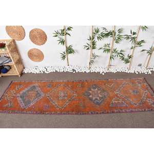 Alfombra Kilim turca Vintage de 2,7x9,5 pies naranja gris con patrón de retazos geométricos tejido plano de lana sobre respaldo de látex para adolescentes - Product Image 2