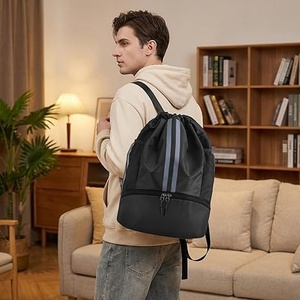 Sac à dos de sport en nylon noir avec poches latérales en filet pour bouteilles d'eau et rangement de ballons de basket, capacité 30-40L - Product Image 2