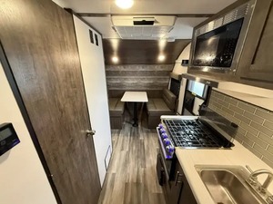 Remolque R-i-v-e-r-s-i-d-e R-v I-n-t-r-e-p-i-d 1-6-5 usado del 2022, listo para la venta - Product Image 4