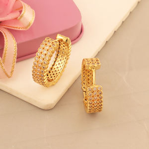 Pendientes de aro de circonia cúbica de diseñador de moda, pendientes de aro huggie de diseñador contemporáneo de diseñador de lujo en oro para mujer - Product Image 5