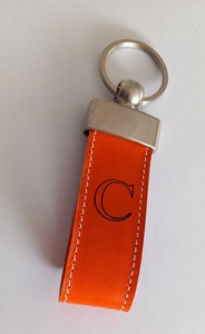 Porte-clés Format de bande élégante Gravé Initial Dépersonnalisé Format de bande élégante Initiale LKCN-0043C artisanale - Product Image 2