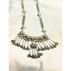 Collar de Plata 925 de Inspiración Tribal Tridha con Borlas, Corona y Cadenas de Cuentas en Forma de Número, con Perlas, Ideal para Fiestas o Regalos Religiosos - Product Image 2