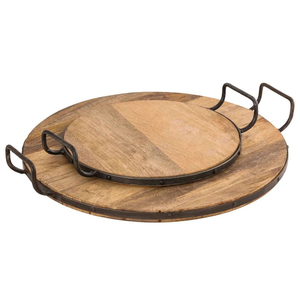 Ensemble de plateaux de service ronds en bois de sapin naturel de style moderne avec poignées en métal vieilli, organisateur de table décoratif fait à la main en présentation - Product Image 1