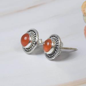 Boucles d'oreilles clous artisanales en argent sterling 925 avec serti clos et cornaline taille brillant pour mariages et cadeaux - Product Image 2