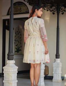 Vestido de moda bohemio de diseñador hecho a mano para adolescentes, ropa de fiesta nueva, decoraciones de encaje, hasta la rodilla, manga tres cuartos, modelo de pedido de tela - Product Image 5