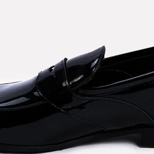 Ensemble de chaussures en cuir noir pour hommes de qualité supérieure, conçues avec des coutures de qualité et une semelle extérieure robuste, style professionnel élégant, finition lisse - Product Image 4
