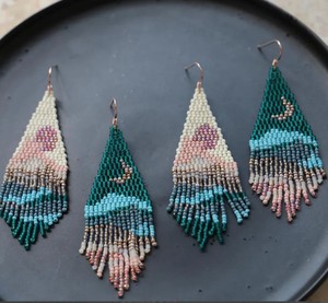 Boucles d'oreilles de haute qualité, asymétriques, à franges, à motifs paysagers, bijoux perlés - Product Image 1