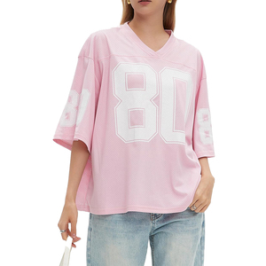 Haut de football rétro personnalisé pour femmes Maillot surdimensionné à la mode avec manches courtes T-shirt rose élégant - Product Image 3